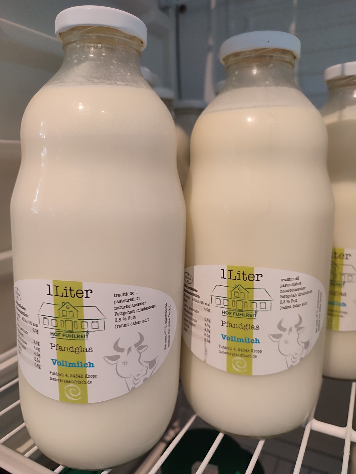 gefüllte Milchflaschen vom Hof Fuhlreith im Kühlregal